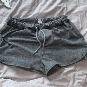 Mjukis shorts  - Säljer dessa grå mjukis short från SHEIN då dom är för små  mig, dom är dyrorten M men skulle säga att dom sitter som S/XS