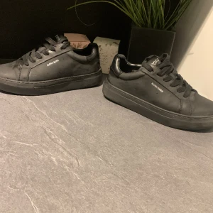 Björn Borg skor svarta - Tjena, säljer ett par still rena Björn Borg skor som är använda 2-3 gånger inget fel på dom .nya 600 kr , säljs då jag köpte nya skor tät in på. Fler bilder kan skickas utan problem om de önskas. Pris inte hugget i sten. Storlek 39 men passar 40-41