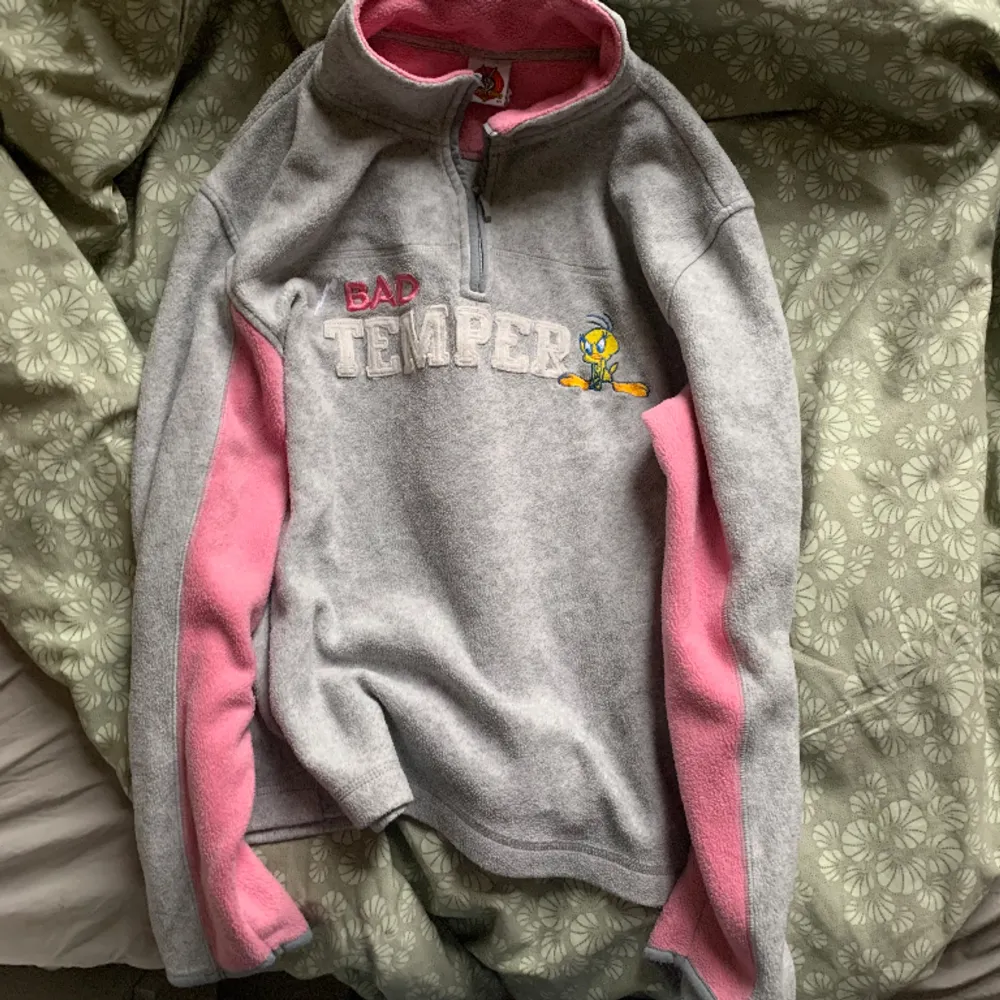 Oversized vintage tweety bird från looney tunes tröja!! Jättebra kvalité o skick!💘💘klicka gärna på köp nu o tveka inte på o skriv om ni undrar över nåt. Hoodies.