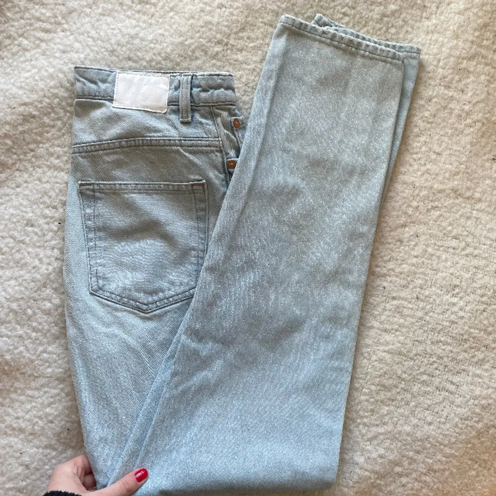 Ljusblåa jeans från Weekday modell ”Voyage” storlek W27 L32! Jättebra skick & knappt använda⭐️ Bara att skriva vid intresse/behov av fler bilder 🙌🏼💕. Jeans & Byxor.