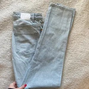 Ljusblåa jeans från Weekday modell ”Voyage” storlek W27 L32! Jättebra skick & knappt använda⭐️ Bara att skriva vid intresse/behov av fler bilder 🙌🏼💕