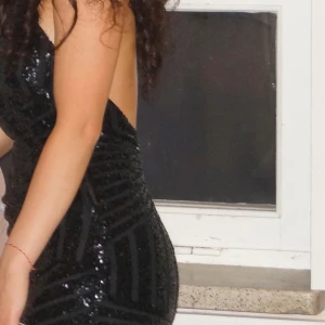 Balklänning  - Använd en kväll  Svart glittrig/skimrig långklänning Xs/s