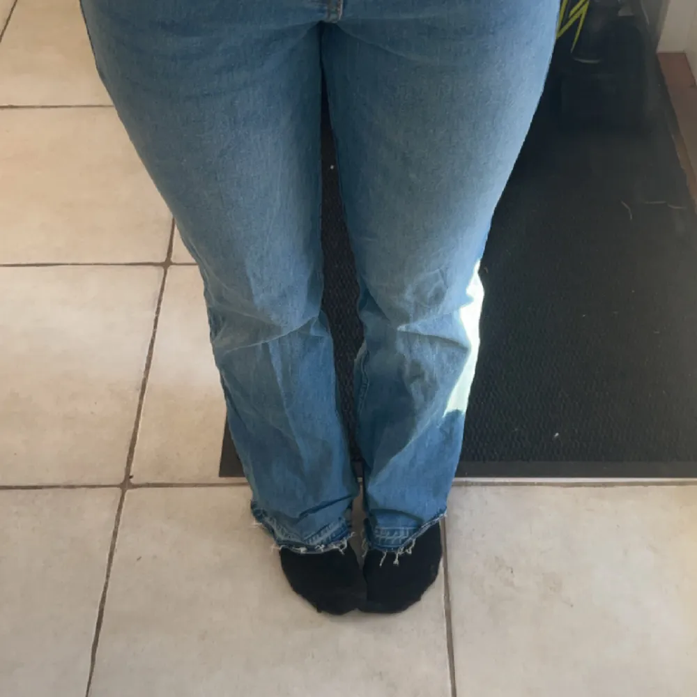 Supersnygga bootcut jeans!💞 stl 38 men sitter som 36 typ, tror dem är från lindex men inte säker💞inga defekter o använda få gånger 💞. Jeans & Byxor.