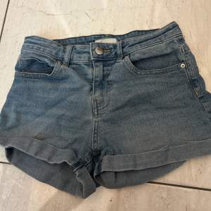 Blåa jeansshorts från H&M. Low i Size 32 så runt midjemåttet 64-71 (ca). Bra använda och riktigt fina till sommaren. Saknar tiderna där jag använde de 10/10 asså. Passar inte längre🥲 därför vill jag att någon annan fin människa ska använda de❤️🤝