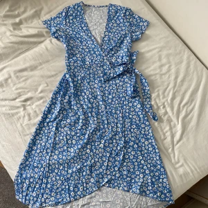 Blommig klänning - Klänning från Shein i fint skick💞 Det finns inga defekter och säljer endast för att den inte kommer till användning  Skriv till mig för fler frågor🫶🏼