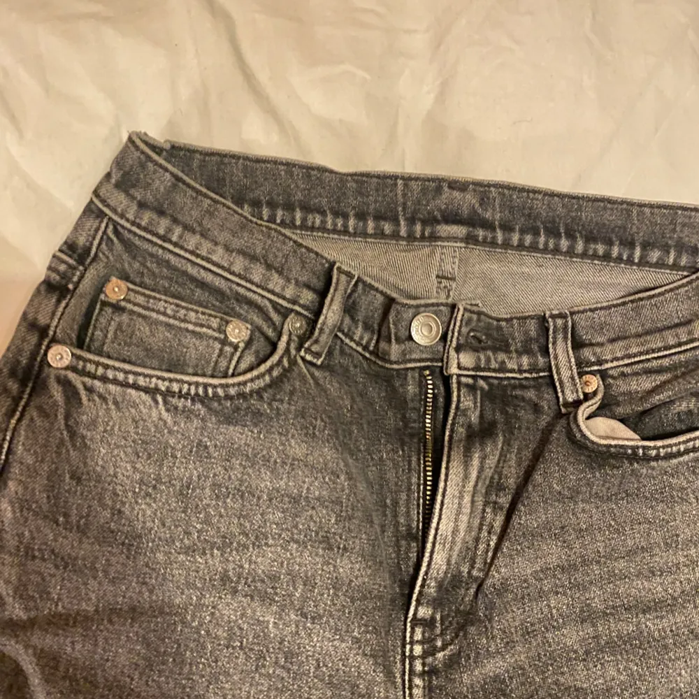Fina jeans från Arket, de komme inte till användning för att de är för korta på mig. Skulle nog passa om man är 160-165. Bra pris, de är köpta för 600. . Jeans & Byxor.