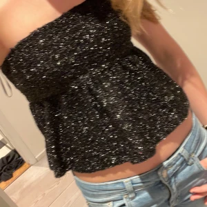 glittrig fest topp  - jättesnygg glitter topp. Köpt på Gina för cirka 399 kr. Skriv privat för mer information. 