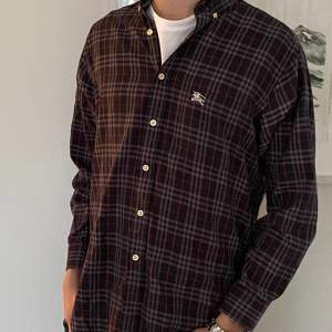 Riktigt fräsch flannel burberry skjorta i storlek M. Skicket är bra och skjortan har inga tydliga tecken på användning. Kan sänka pris vid snabb och smidig affär