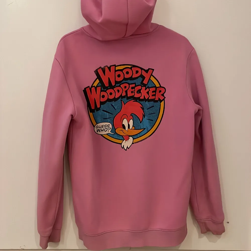 Säljer min Woody woodpecker tröja. Det är två stycken fläckar men inget som syns stort. Tröjan är i bra skick köpt för 2 år sedan och har mest legat i min garderob. Ett stort tryck bak på ryggen med Woody woodpecker, en gammal från 1940, köpt på HM  . Hoodies.