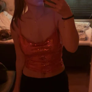 Glittrig topp - En rosa glittrig topp från bikbok