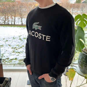 Lacoste sweatshirt - Svart Lacoste sweatshirt i riktigt fint skick, knappt använd. 100% bomull. Nypris 1200+ kr. Kom pm vid frågor 🔥