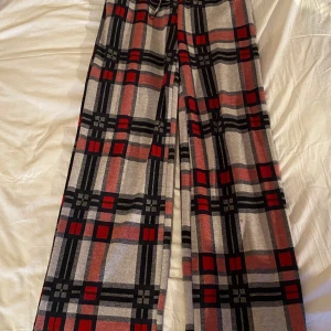 Mjukisar  - Säljer mina super fina mjukisar/pyjamasbyxor som tyvärr är lite för långa så dom kommer inte till användning där av finns det inga defekter på byxan!💘 jag är ca 165❣️