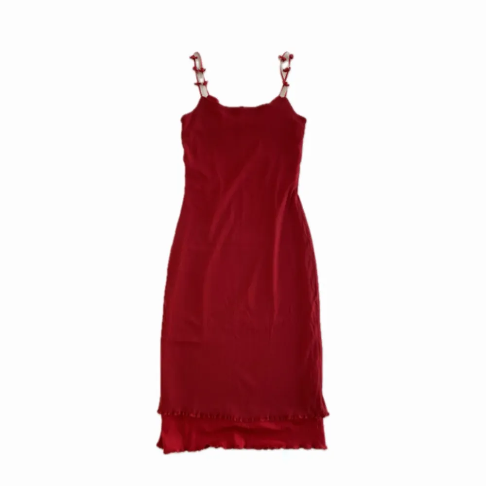 En röd klänning ifrån Jacqueline de young i storlek XS med små rosor på axelbanden. Köpt på secondhand men aldrig använt själv, I nyskick och bra kvalitet⭐️⭐️. Klänningar.