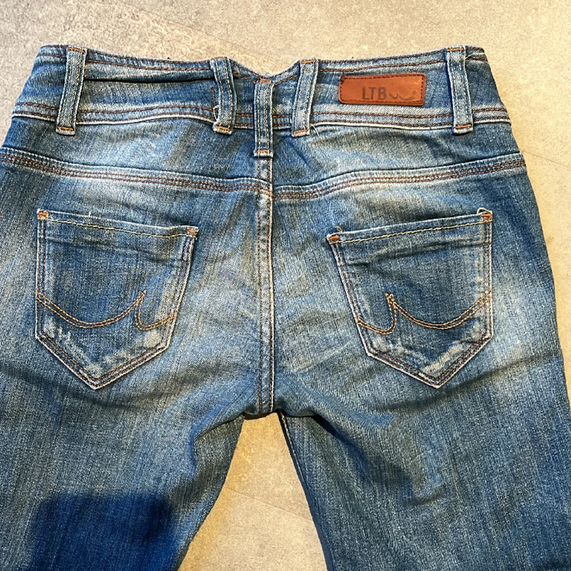 Jag har ett par LTB jeans i storlek 25 till försäljning. De är lågmidjade och riktigt snygga!💓 - 90