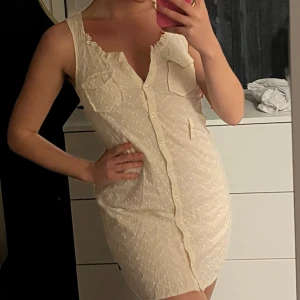 Broderad klänning  - Vit klänning med broderi på