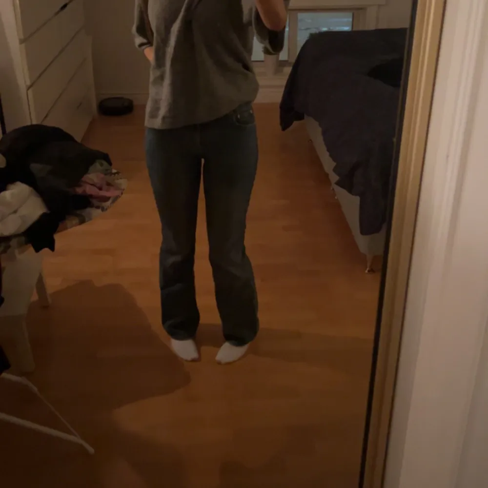 Superfina mellanblåa jeans från ginatricot❤️ är 177 och dem passar i längden precis på mig, storlek 36 men passar xs-s❤️skriv för fler bilder, pris kan diskuteras. Jeans & Byxor.