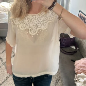 vit mesh blus - vit mesh blus med detaljer runt kragen
