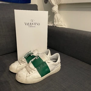 Valentino open - Säljer mina valentino skor som är kopior, ganska använda och som man kan se på bilderna har den lite defekter på sig.  Storlek 42  Hör av er vid funderingar 