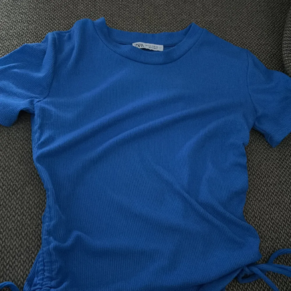 Säljer en likadan som den svarta. En blå ribbad lite croppad t-shirt. Köpte nyligen aldrig använd. Köpte den för 99kr styck.. T-shirts.
