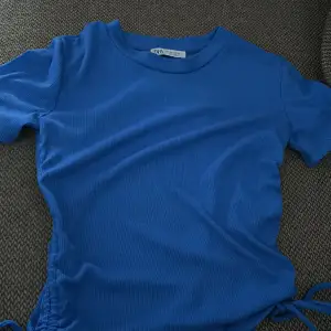Säljer en likadan som den svarta. En blå ribbad lite croppad t-shirt. Köpte nyligen aldrig använd. Köpte den för 99kr styck.
