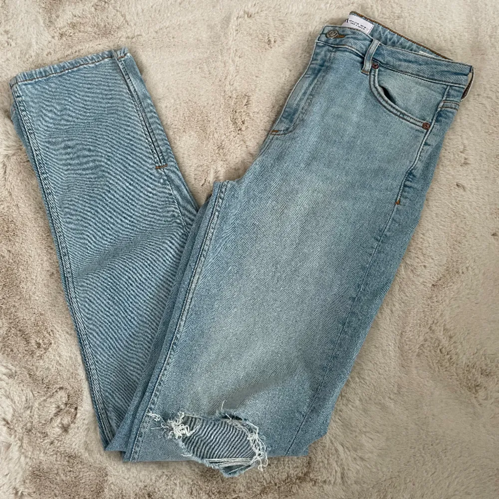 Säljer dessa fina jeans eftersom dom inte kommer till någon användning!  Aldrig använda pga. de är för långa på mig som är 1,56💞 . Jeans & Byxor.