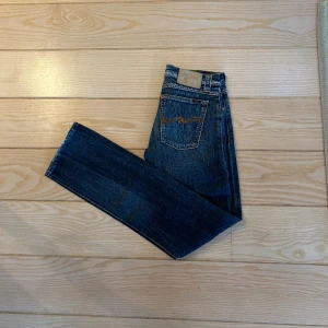 Nudie Jeans 30/32 - Riktigt schyssta Nudie Jeans! Storlek ungefär 30/32! Gött skick och najs fade. Tyvärr ingen angiven modell men sitter som en grim tim  
