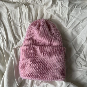 Stickad mössa - Egentillverkad stickad mössa i detta fina rosa garn. Tvättas i 30 grader