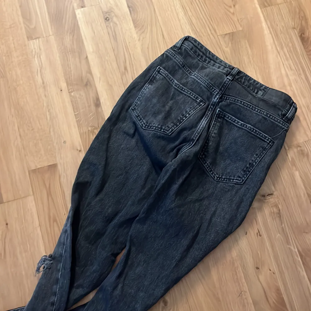 Säljer dessa jeans fina i skick används aldrig då det inte är min stil ,  Använda några gånger men absolut inte slitna på något sätt .. Jeans & Byxor.