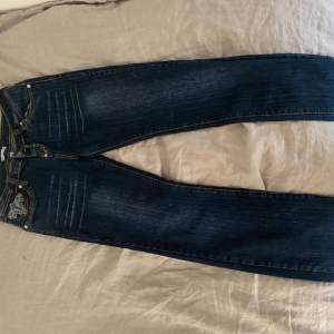 Säljer dessa jättefina low waist jeans. Köpta second hand för 400 och säljer för 150(pris kan diskuteras). Storlek 36🩷🩷