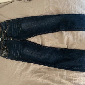 Low waist jeans  - Säljer dessa jättefina low waist jeans. Köpta second hand för 400 och säljer för 150(pris kan diskuteras). Storlek 36🩷🩷