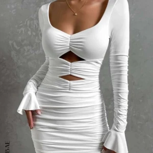 Vit klänning - Aldrig nånsin använd då den va lite för kort för mig. Är 182. Jättefin med lite scrunch på baksidan. Lm man vill ha bild på något annat är det bara o höra av sig :)