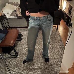 Assnygga straight lågmidjade jeans från Zara. Passar perfekt på mig!🩷
