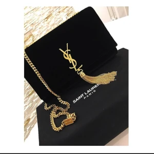 Saint Laurent väska  - Saint Laurent Kate monogramme crossbody bag, sammet väska nypris: runt 23000. Den är slutsåld för den finns inte kvar i sammet bara i skinn. Den är i nyskick ❤️Har påse, kvitto och allt kvar som kom med väskan.