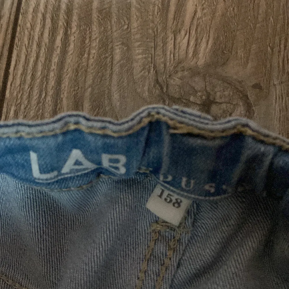 Säljer ett par jätte fina jeans, nästan oanvända då de är för små för mig och är i bra skick🥰(köparen står för frakten). Jeans & Byxor.