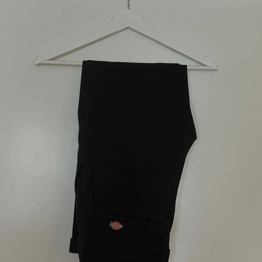 Ett par svarta byxor från Dickies i slim fit, storlek 28/30. Tappat lite färg.. Jeans & Byxor.