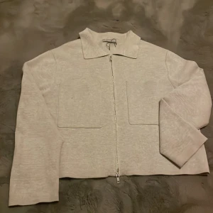 Åhléns kappa/kofta - Jättesnygg zipp kofta från Åhléns, köpt för några månader sedan men inte kommit till användning💞