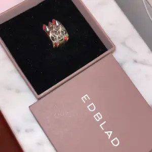 Det är Edblad ringen i silver och den är för stor för mig! Minns inte riktigt vilken storlek ringen är men den är för står för mig tyvär. Och jag har en likadan i s så skulle gissa på större en det ❤️