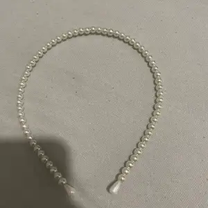Ett diadem med vita pärlor, jättegullig men aldrig använt