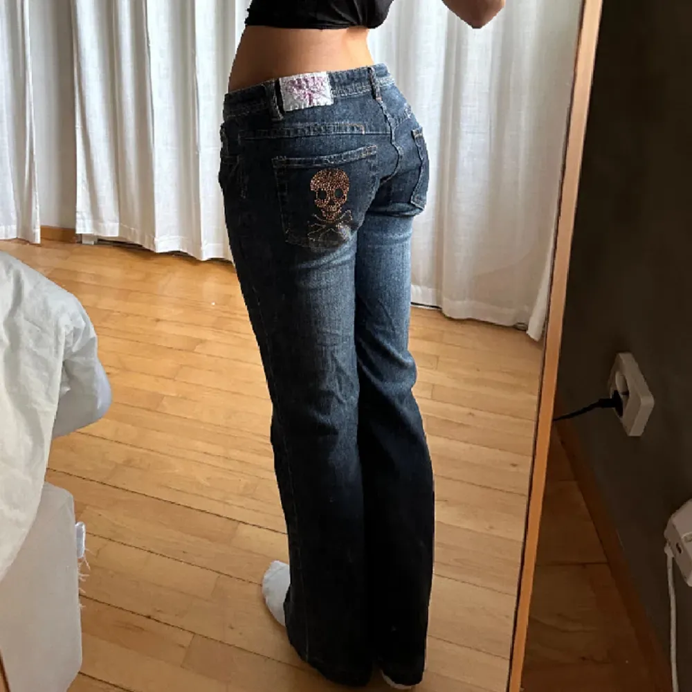 Lånade bilder ❗️❗️ Jättesnygga lågmidjade jeans köpta här på plick, men säljer dem igen då de tyvärr är lite för stora för mig 😞. Jeans & Byxor.