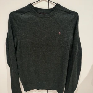 Morris  - Säljer min snygga Morris marinull tröja! Använd nån gång men inget täcken på användning! Nypris: 1550kr.  9.5/10 skick! Mer bilder finns om ni är intresserade! 