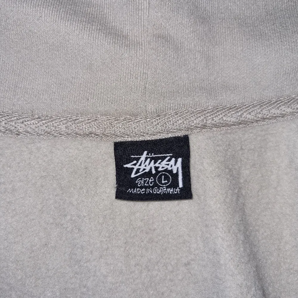 Använd max 5 gånger. Nyskick och startpris på runt 2000kr. Limited world tour drop.. Hoodies.