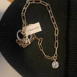 dyrberg kern  - Oanvänd dyrberg kern halsband  tags kvar. fick som present och använder inget halsband. längd 42cm