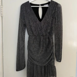 Glitter klänning  - Glitter klänning från meet me there. Modellen ”night fever”. Andvänd en gång. Inga tecken på slitage eller fläckar 