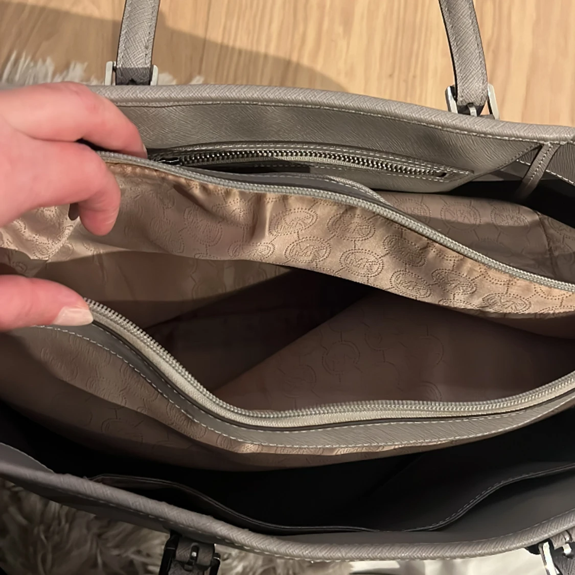 Michael KorsJet Set leather handbag - 91