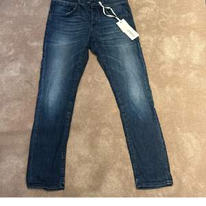Säljer dessa riktigt feta dondup jeans i modell Travis, sälj pga av att de inte kommer t användning längre, riktigt sköna och skulle säga väldigt nära till hyperflex, strolek 32/32, säljer för endast 899 kr! Hör av er vid frågor eller funderingar!