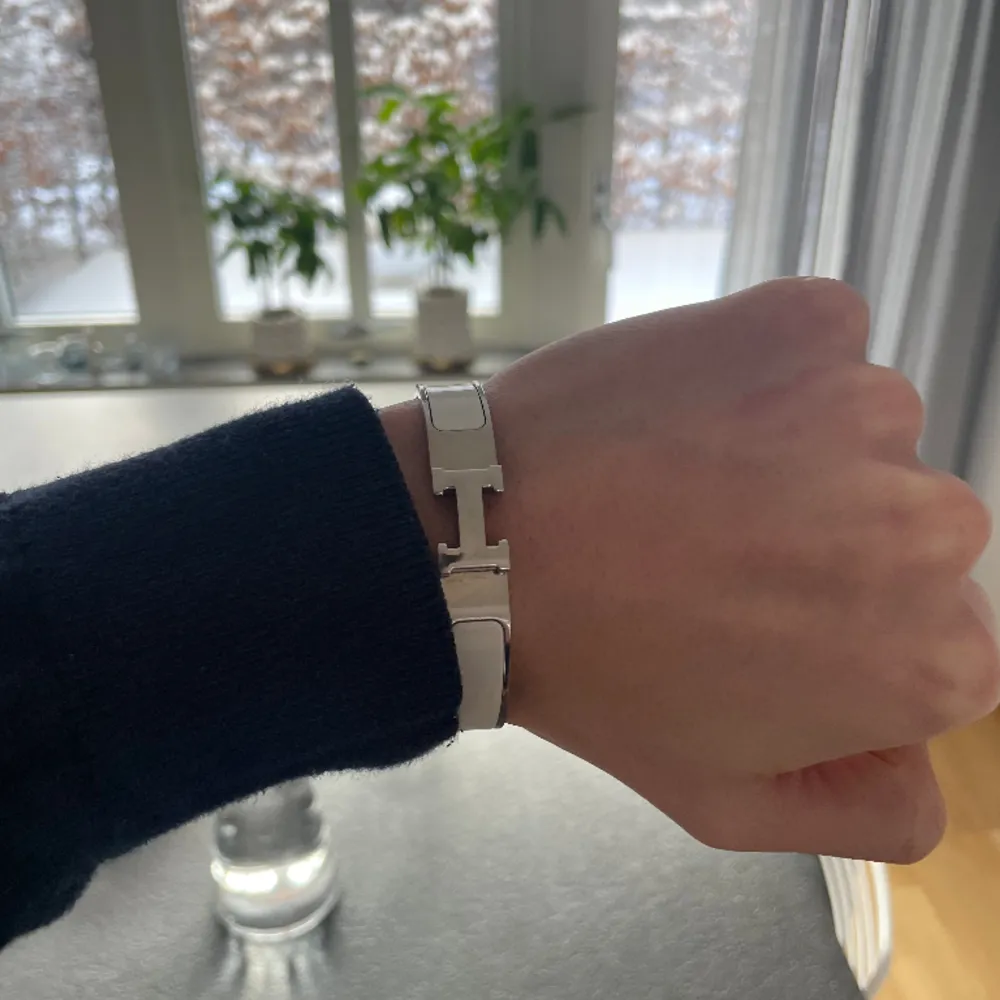 Säljer ett Hermes armband som är köpt i Stockholm har papper på det det är i bra skick. Kom privat om du har frågor om armbandet . Accessoarer.