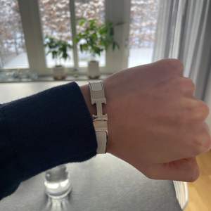 Säljer ett Hermes armband som är köpt i Stockholm har papper på det det är i bra skick. Kom privat om du har frågor om armbandet 