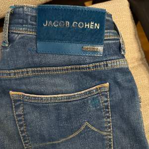 Säljer ett par Jacob Cohen jeans som är Limited edition. 296/350st. Jeansen är endast använda 2 ggr, så helt nya. Aldrig tvättats i maskin, tags finns kvar, tråd och scarf följer med. Köpta för några månader sen på season man i Jönköping för 8400kr