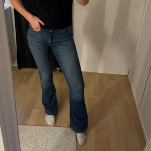 Bootcut jeans!!  - Mörkblå bootcut jeans från Lindex! Bra skick och sitter snyggt!!💙
