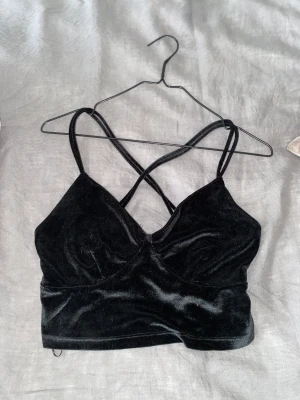 Svart linne - Coolt linne perfekt till fest!! Kommer inte till användning, i bra skick🫶